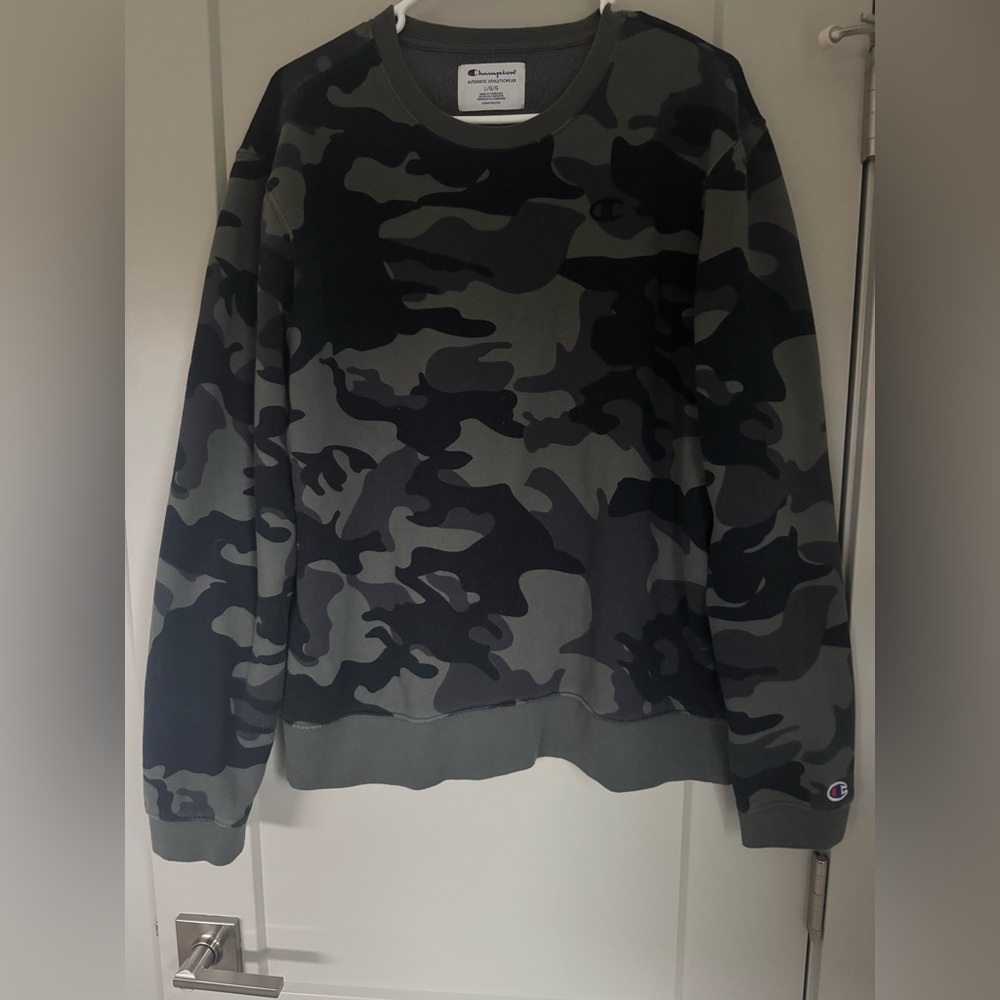 Men’s champion long sleeve Camo Sweater Size Large- Super Comfy!